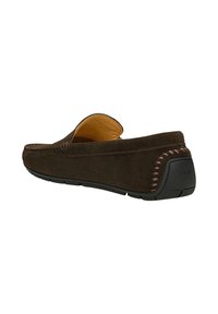 Mocassin à enfiler en daim brun foncé avec doublure intérieure marron clair et semelle en caoutchouc avec détail de couture au talon.