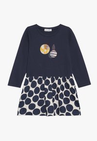 Navy modré šaty s dlouhým rukávem a sukn�í s puntíky, s vyšitým vzorem kruhů a listu v žlutých, bílých a červených akcentách.