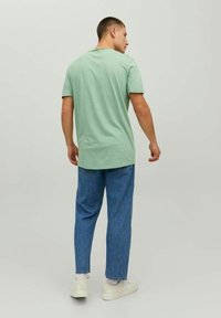 Jack & Jones EBASHER O-NECK SS - T-shirt basic - granite green