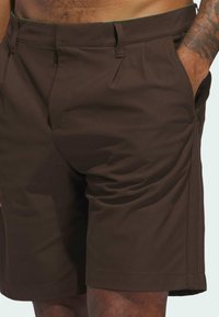 adidas Golf Originals F PLEAT  - Korte sportsbukser - dark brown