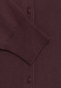 Bordeauxfarbener Cardigan mit glatter Stricktextur, geripptem Kragen und Bündchen, ausgestattet mit fünf dunklen Knöpfen entlang der Knopfleiste.