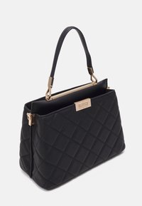 Zwarte gewatteerde handtas met een gestructureerde vorm, voorzien van een enkele handgreep en gouden hardware accenten. Gemaakt van getextureerd leer.