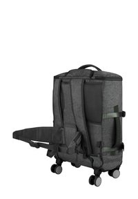 Rollender Rucksack mit dunkelgrauem Stoffaußenmaterial, verstellbaren Gurten, Netzseitentaschen und leichten Rollen für Mobilität.