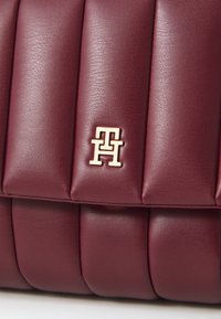 Tommy Hilfiger GRACE MED CROSSOVER - Rokassoma - deep rouge