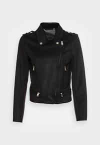 Blouson de moto en daim noir avec fermeture éclair à l'avant, garnitures en argent et épaulettes. Comprend deux poches zippées et une coupe ajustée.