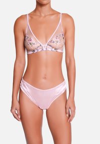 Bralette en dentelle florale transparente avec accents en satin rose, dotée de bretelles ajustables, accompagnée d'une culotte en satin assortie à finition lisse.