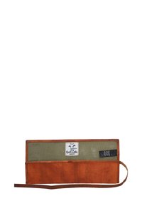 Skórzany organizer z brązowym wykończeniem, zielonym materiałowym wnętrzem, wieloma przegródkami i zapięciem na sznur. Zawiera etykietę z logo wewnątrz.