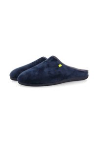 Chaussons bleu marine en matériau doux avec une finition lisse, présentant un logo jaune subtil et une semelle noire flexible.