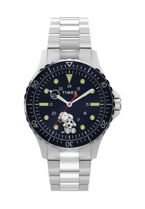 Ασημένιο μεταλλικό ρολόι Timex με μαύρο καντράν, φωσφορίζοντα ρολόγια, περιστρεφόμενη στεφάνη και τον Snoopy να κρατάει μια μπάλα ποδοσφαίρου στη θέση των 6 ωρών.