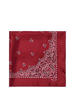 Rode satijnen bandana met witte paisley- en bloemmotieven in één hoek, met fijne stiknaden langs de randen.