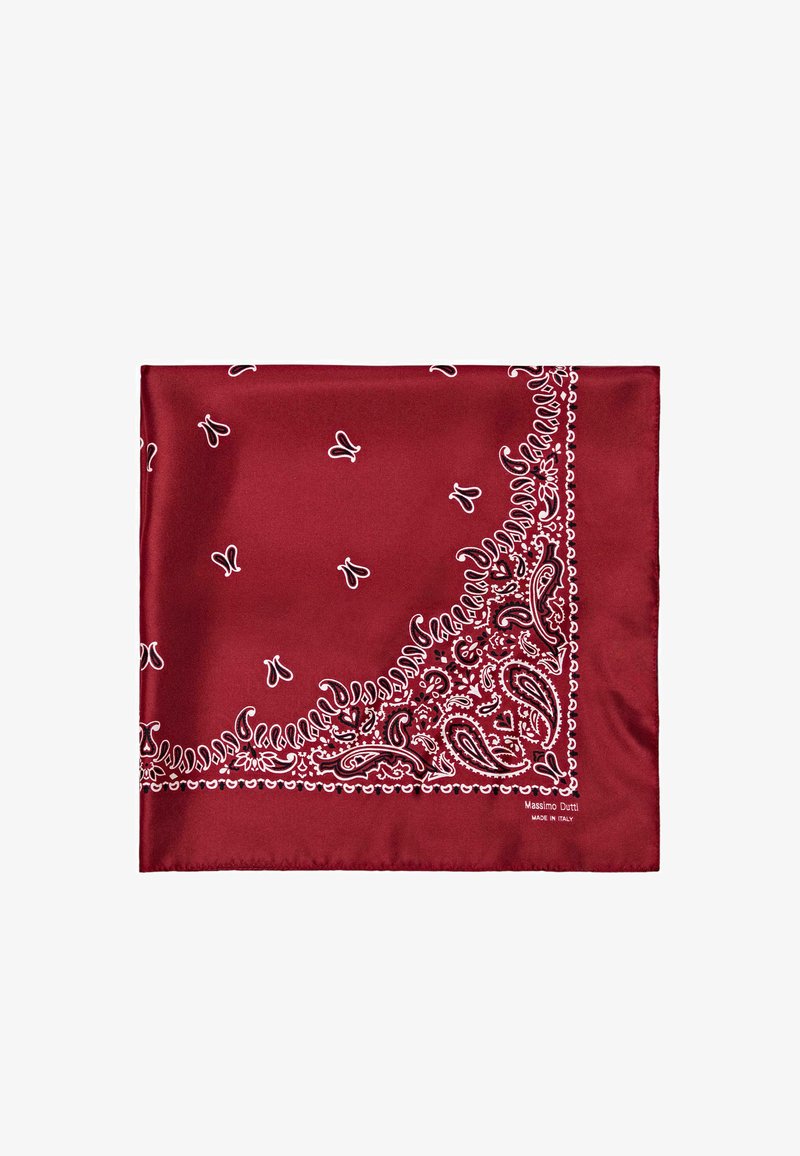 Bandana en satin rouge présentant des motifs cachemire et floraux blancs dans un coin, avec une délicate couture le long des bords.