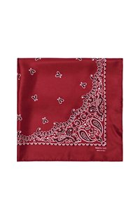 Rode satijnen bandana met witte paisley- en bloemmotieven in één hoek, met fijne stiknaden langs de randen.