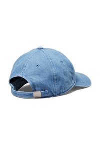 Căciulă de baseball din denim bleu deschis, cu vizieră curbată, curea ajustabilă la spate și un mic accent logo argintiu pe curea.