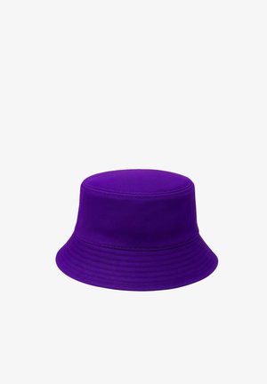 Bob en coton violet avec bord cousu et couronne cylindrique, isolé sur fond blanc.