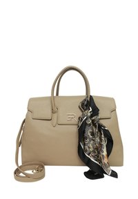 Borsa a mano in pelle beige con design strutturato, dotata di due manici, una tracolla rimovibile e un foulard decorativo nero e crema a fantasia.