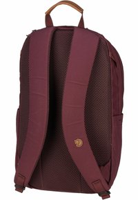 Sac à dos bourgogne avec un dos en mesh et des bretelles rembourrées. Il dispose d'une poignée en cuir marron et d'un patch logo. Tissu lisse et forme structurée.