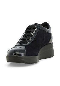 Sneaker neri con tomaia in camoscio e dettagli in pelle verniciata lucida, punta rotonda, chiusura con lacci e suola platform in gomma spessa.