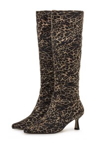 Botas hasta la rodilla con estampado de leopardo en tela suave, que cuentan con punta puntiaguda y tacón delgado, con un patrón en negro y marrón claro en todo el diseño.