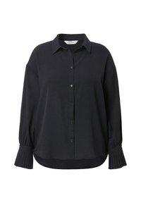 Blusa nera a maniche lunghe realizzata in un tessuto texture con abbottonatura frontale, polsini plissettati e orlo arrotondato.
