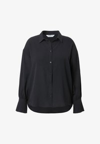 Blusa negra de manga larga hecha de una tela texturizada con un cierre frontal de botones, puños pliegues y un dobladillo redondeado.