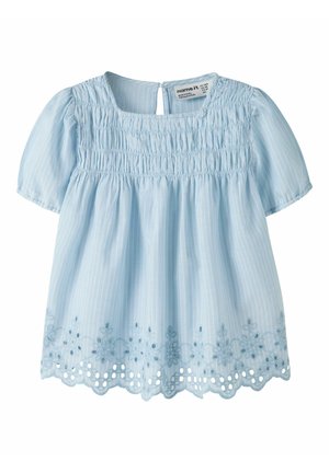 Svetlomodrá blúzka s krátkym rukávom, nariaseným živôtikom, jemnými vertikálnymi pruhmi, otvorom na chrbte a kvitnutou vlnitou výšivkou na leme.