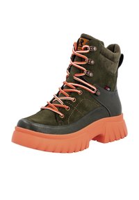 Bottes de randonnée montantes en daim vert foncé et cuir noir, avec des lacets orange et une semelle en caoutchouc orange épaisse. Bout renforcé.