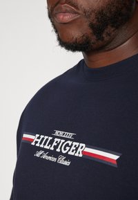 Tommy Hilfiger CHEST STRIPE TEE - T-shirts med print - desert sky