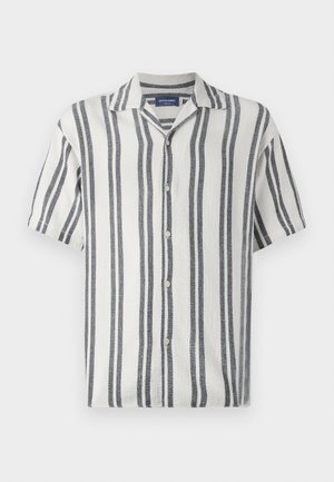 Chemise à manches courtes en tissu texturé avec des rayures verticales blanches et bleu marine, dotée d'un col à revers et d'une fermeture à boutons.