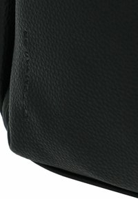 Schwarze Lederhandtasche mit einer strukturierten Oberfläche, die einen leichten Glanz und sichtbare Nähte entlang der Kante aufweist. Dezentes Branding ist seitlich eingeprägt.