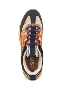 Sneaker beige e navy con accenti arancioni, forma arrotondata, tessuto testurizzato e suola in gomma, dotato di un design con lacci e un tassello per il trasporto.