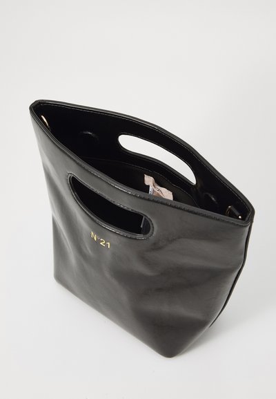 Borsa tote in pelle nera con due manici a taglio, forma leggermente strutturata, logo "N°21" in rilievo dorato, texture liscia.