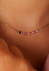Gouden ketting met een ontwerp van kleine, verbonden hartjes in paarse, roze en blauwe tinten; gladde textuur; geschikt voor casual gebruik.