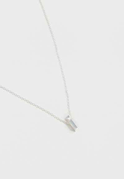 Collier chaîne en argent avec un petit pendentif rectangulaire vertical sur fond blanc.