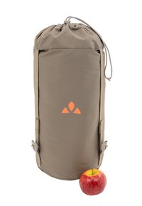 Beige stoffen rugzak met een treksluiting, zijbanden en een oranje logo. Een appel is naast de tas geplaatst voor maatreferentie.