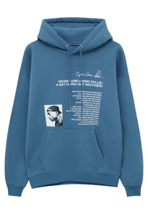 Blauer Hoodie mit Fronttasche mit weißem Text „When Ure Hero Falls: 4 My Hero (My Mother)“ und einem schwarz-weißen Profilfoto eines Mannes mit Kappe.
