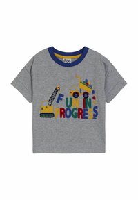 Sivi pamučni T-shirt s raznobojno izvezenim građevinskim vozilima i natpisom "ZABAVA U TOKU" u podebljanim, raznobojnim tekstovima. Plavi rebrasti ovratnik.