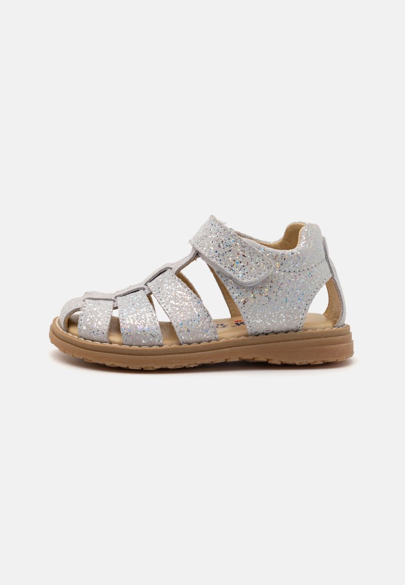 Die silberne Glitzer-Sandale verfügt über einen verstellbaren Klettverschluss, ein offenes Design und eine Gummisohle mit strukturiertem Muster für besseren Halt.