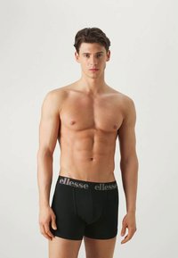 Μαύρο μποξεράκι από βαμβάκι, με εφαρμοστή σχεδίαση, ελαστική μέση με λογότυπο "ellesse" σε ασημί χρώμα. Λείος υφασμάτινος χαρακτήρας, χωρίς σχέδια.