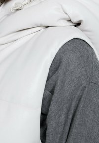 Stradivarius Weste - off-white