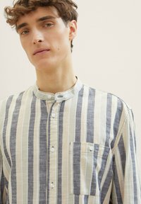 TOM TAILOR DENIM GESTREIFTES - Hemd - black bright orange stripe