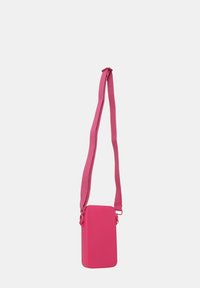 Borsa a tracolla rettangolare rosa con texture liscia e tracolla regolabile. Presenta una chiusura con zip e un design minimalista.