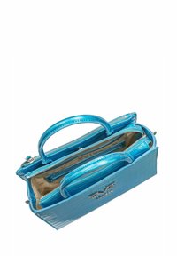 Krokodilprägung auf blauer Handtasche mit Doppelgriffen, mehreren Fächern und Silberbeschlägen; glatte, glänzende Textur.