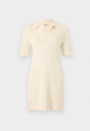 Πλεκτό φόρεμα σε κρεμ χρώμα με κοντά μανίκια, γιακά, λαιμόκοψη V και διακριτικές πλεκτές λεπτομέρειες στα μανίκια και κοντά στο τελείωμα.