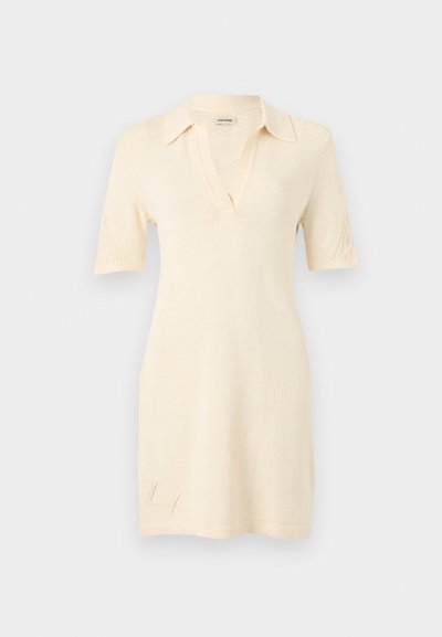 Πλεκτό φόρεμα σε κρεμ χρώμα με κοντά μανίκια, γιακά, λαιμόκοψη V και διακριτικές πλεκτές λεπτομέρειες στα μανίκια και κοντά στο τελείωμα.