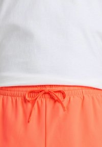 ESSENTIALS - Korte sportsbukser - urgent red