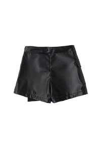 Pantaloni corti neri in ecopelle con una texture liscia, dotati di una tasca laterale, una vestibilità sartoriale e un design pulito e minimalista.