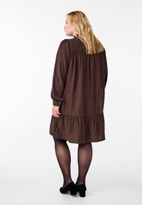 Zizzi MIT RÜSCHENKRAGEN - Denní šaty - seal brown