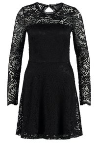 Vestido de encaje negro con mangas largas, que presenta intrincados patrones florales, un corsé ajustado y una falda acampanada. Detalle de abertura en la espalda.