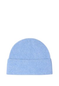 Bonnet en tricot côtelé bleu clair avec un revers replié. Texture douce, coupe ajustée, sommet arrondi et lignes verticales qui rehaussent le design.