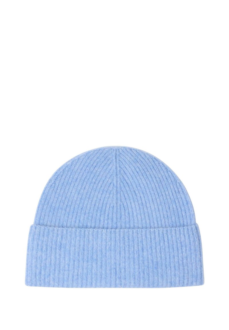 Bonnet en tricot côtelé bleu clair avec un revers replié. Texture douce, coupe ajustée, sommet arrondi et lignes verticales qui rehaussent le design.